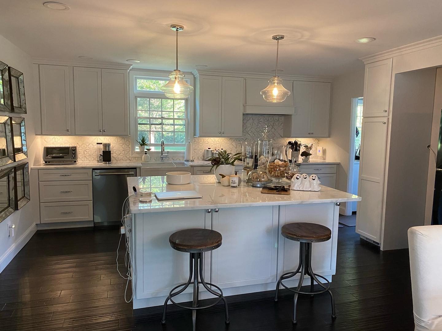 White shaker kitchen with peninsula and pendant lighting